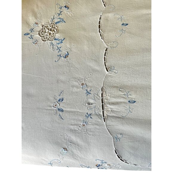 Embroidered Tablecloth With Blue Floral Cutwork Crocheted Inserts Vintage - Picture 4 of 11